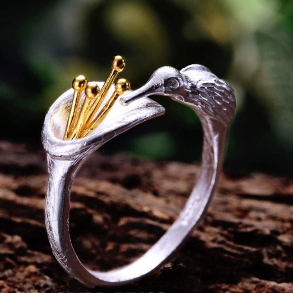 Elegant Silver Ring with Bird and Gold Details - Picture 2 of 5